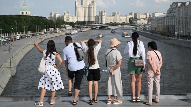 Люди отдыхают в парке Зарядье в Москве