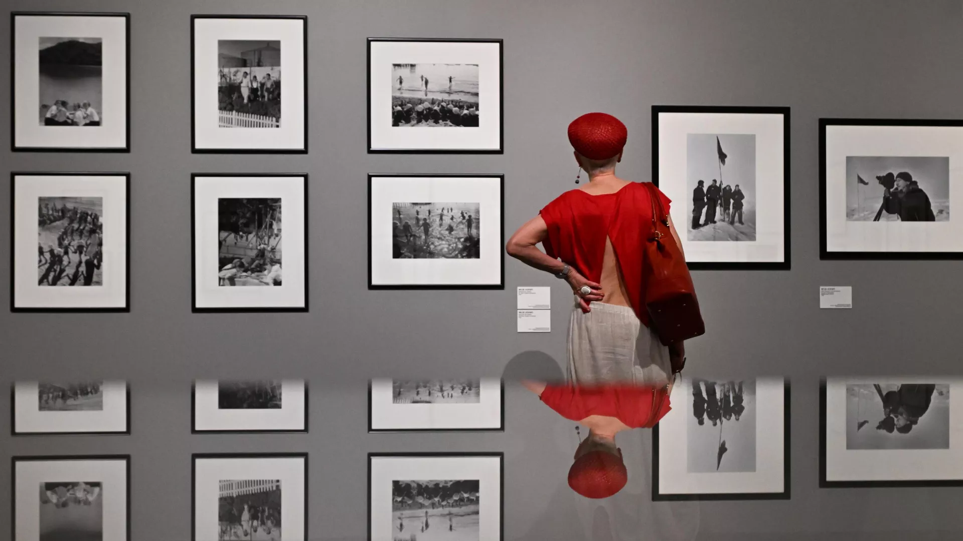 展覧会「ソビエト写真の起源」の展示物を調べる訪問者。 1920～1930年代、モスクワのユダヤ博物館および寛容センター内のルミエール・ギャラリーのコレクションより - RIAノーボスチ、1920年、2024年7月6日