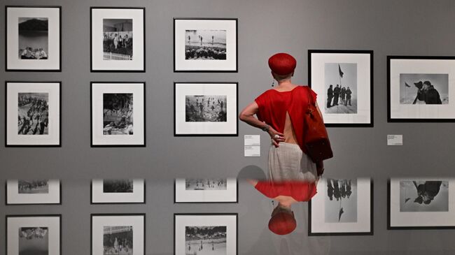 Посетительница изучает экспонаты на выставке Истоки советской фотографии. 1920-1930-е годы из коллекции Галереи Люмьер в Еврейском музее и центре толерантности в Москве