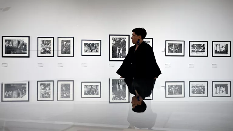 展覧会「ソビエト写真の起源」の展示物を調べる訪問者。 1920～1930年代、モスクワのユダヤ博物館および寛容センター内のルミエール・ギャラリーのコレクションより