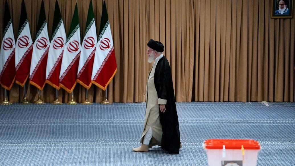 Верховный лидер Ирана пригрозил нанести США невосполнимый урон