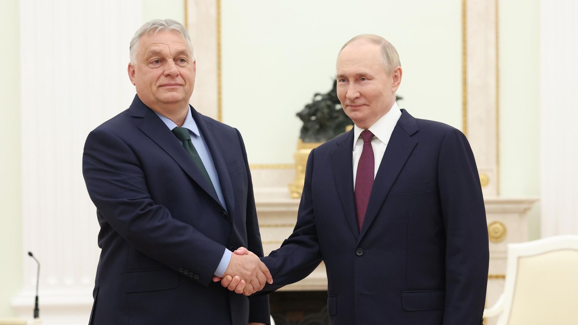 Владимир Путин и Виктор Орбан Владимир Путин и Виктор Орбан - РИА Новости, 1920, 17.10.2025