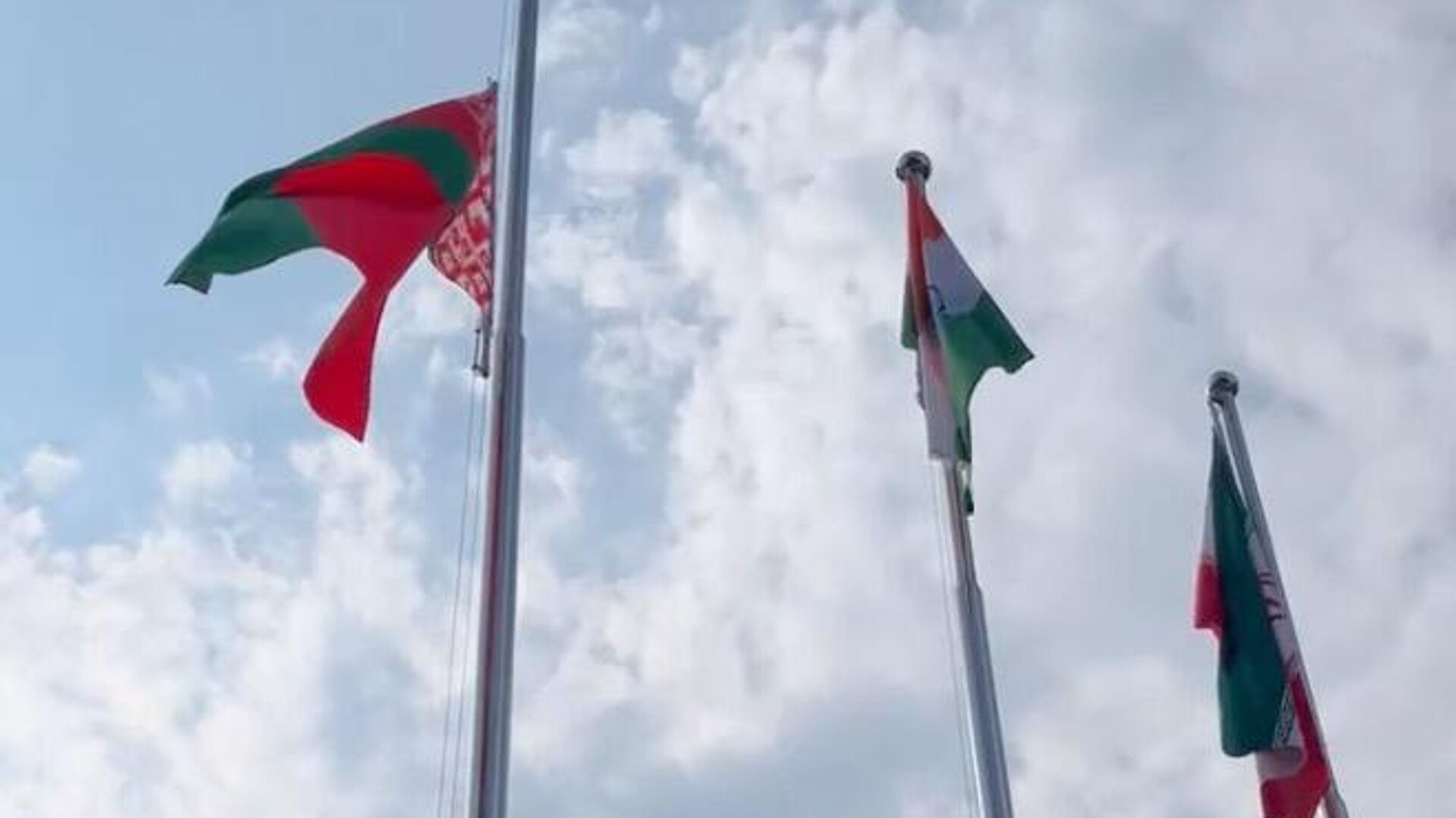 Государственный флаг Белоруссии подняли у здания секретариата ШОС