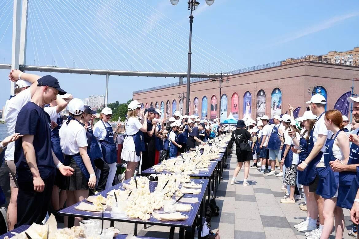 Жители Владивостока готовят хинакли на набережной Цесаревича в День города - РИА Новости, 1920, 06.07.2024