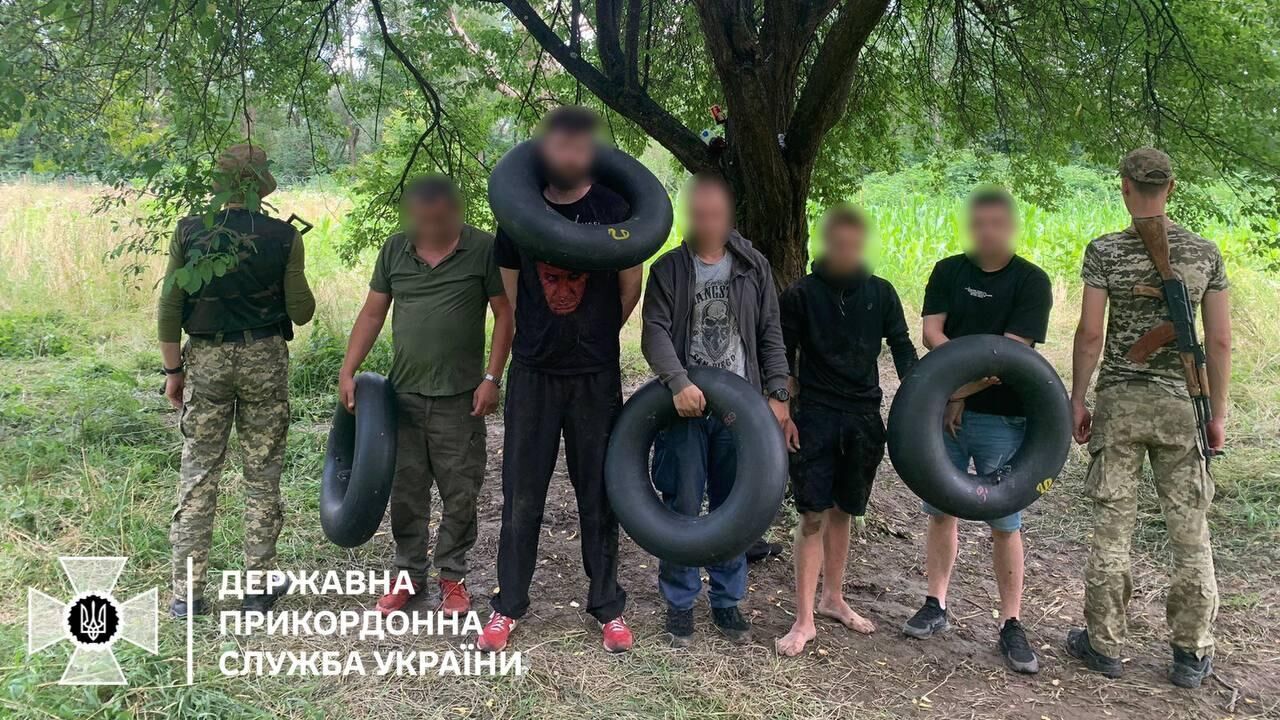 На Украине задержали мужчин, собиравшихся на надувных кругах пересечь Тису  - РИА Новости, 06.07.2024