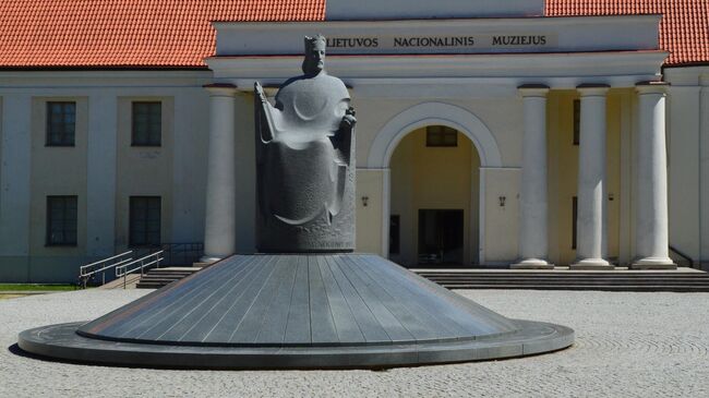 Лозунг белорусских националистов нанесли на памятник королю Литвы