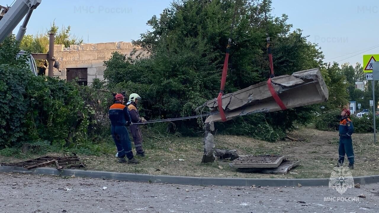 Сотрудники МЧС на месте взрыва газа на насосной станции в Волгограде - РИА Новости, 1920, 13.07.2024