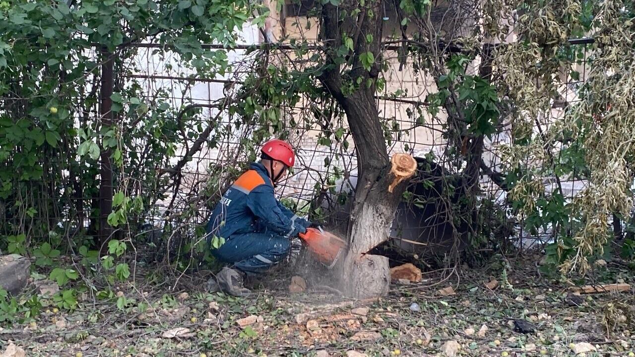 Сотрудники МЧС на месте взрыва газа на насосной станции в Волгограде - РИА Новости, 1920, 11.07.2024