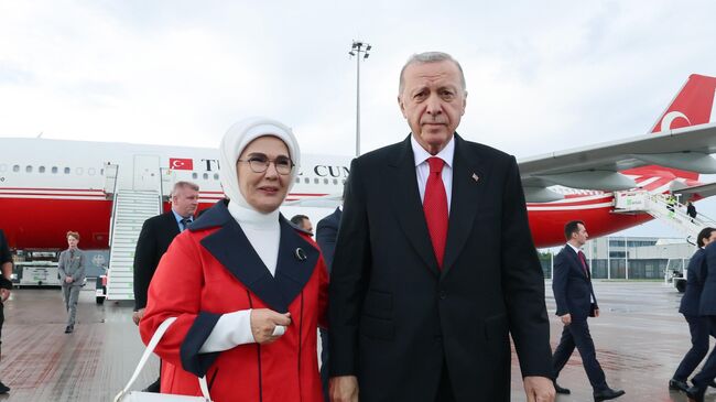 Президент Турции Реджеп Тайип Эрдоган с супругой Эмине в аэропорту Берлина