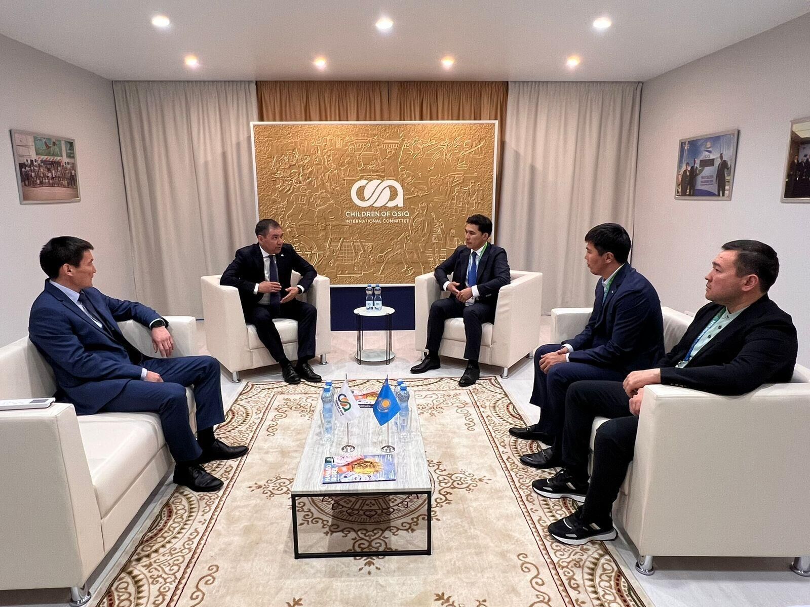 Президент Международного комитета Дети Азии Владимир Максимов и глава спорткомитета Казахстана Ербол Мырзабосынов во время рабочей встречи - РИА Новости, 1920, 07.07.2024