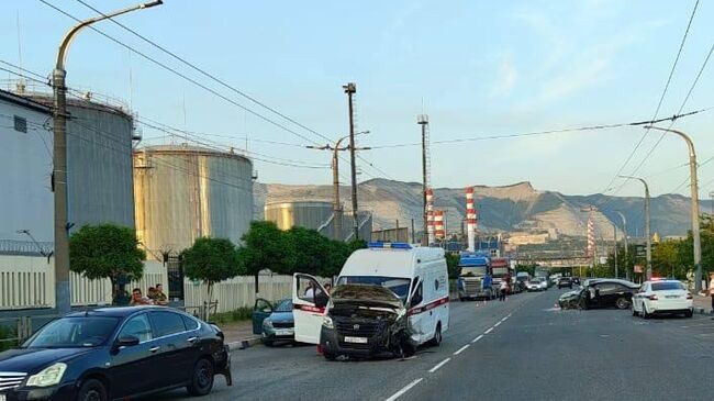 Место ДТП с участием автомобиля скорой медицинской помощи и легковыми машинами в Новороссийске в Краснодарском крае. 6 июля 2024