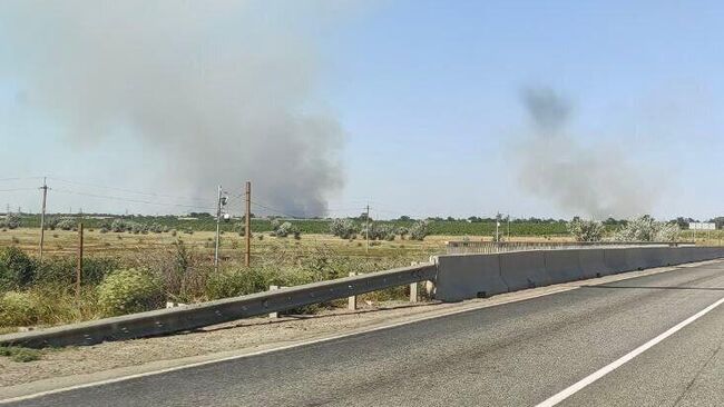 Место происшествия в Мелитополе, где обломки сбитых ракет привели к возгоранию травы