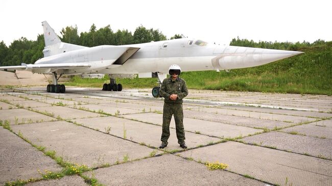 Военнослужащий около дальнего стратегического бомбардировщика Ту-22М3 ВКС России