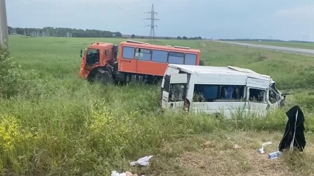 Место ДТП с участием рейсового автобуса в Назаровском районе Красноярского края - РИА Новости, 1920, 08.07.2024