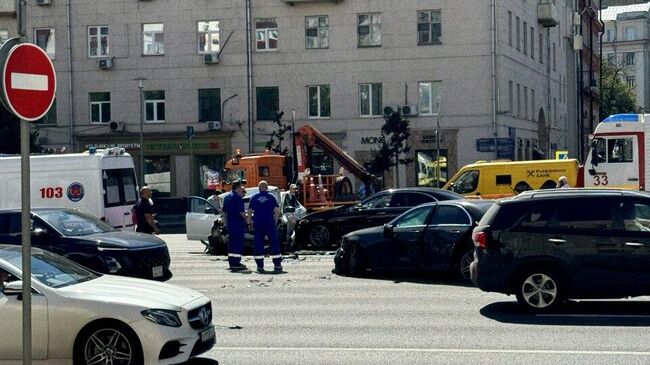 В Москве госпитализировали водителя Mercedes после массового ДТП