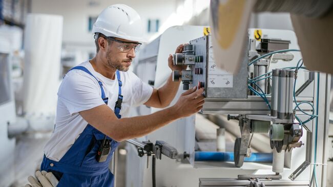 Мужчина во время работы на производстве