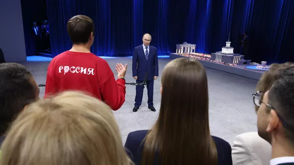 Президент РФ Владимир Путин на встрече с финалистами конкурса Это у нас семейное на ВДНХ