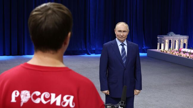 Путин предложил платить компенсацию по уходу за детьми не только родителям