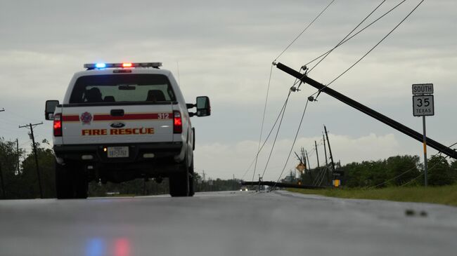 Поваленные в результате урагана Берил линии электропередач на шоссе недалеко от города Паласиос, штат Техас