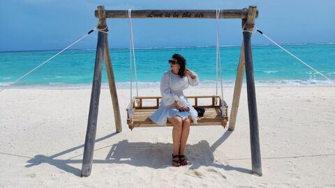 Мальдивы. Качели на пляже в отеле You & Me Maldives