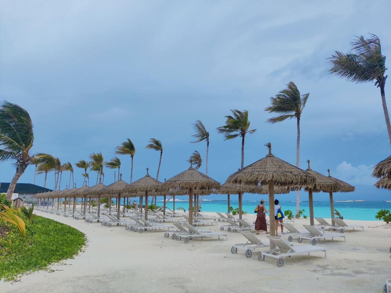 Мальдивы. Туристы на пляже курорта Joy Island Maldives - РИА Новости, 1920, 04.03.2025