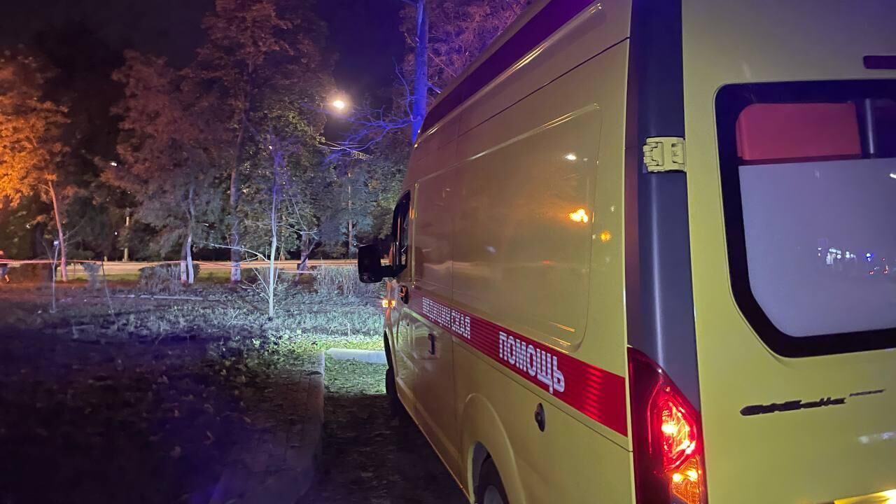 Автомобиль скорой помощи в Белгороде, где ПВО в ночь на 9 июня сбила несколько воздушных целей - РИА Новости, 1920, 12.10.2024