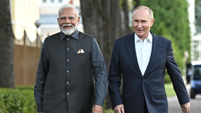 Президент РФ Владимир Путин и премьер-министр Индии Нарендра Моди (слева) во время прогулки в резиденции Ново-Огарево