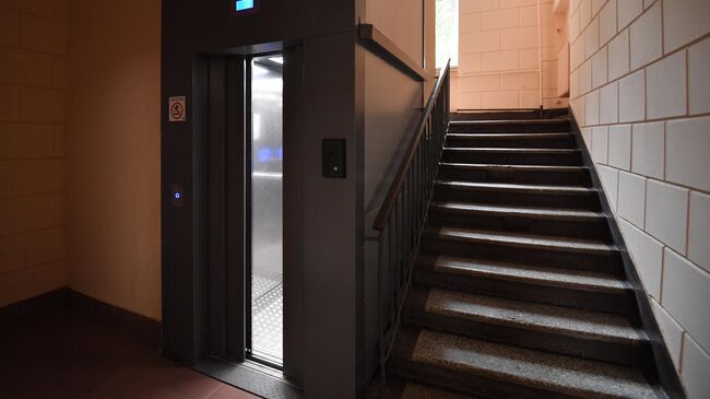 Лифт в подъезде жилого дома в Москве