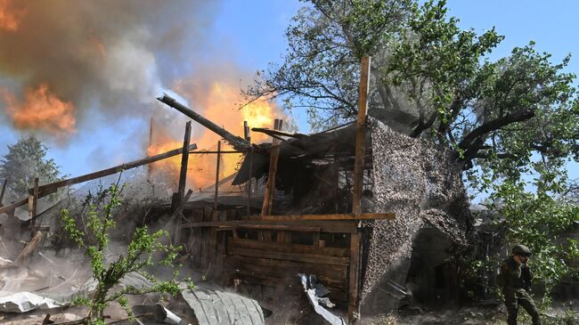 Российские артиллеристы отразили налет FPV-дронов и потушили пожар в САУ
