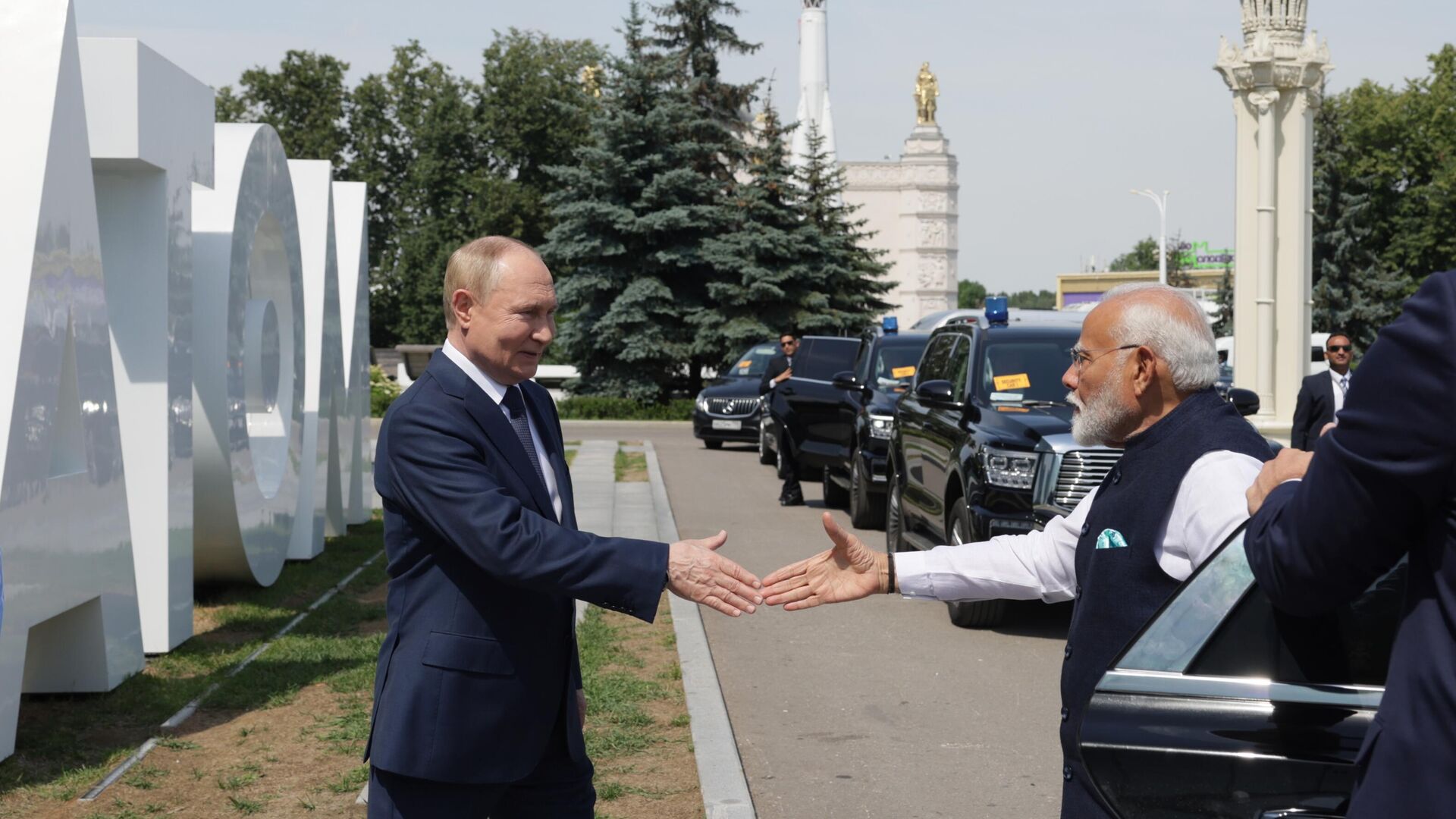 Президент РФ Владимир Путин и премьер-министр Индии Нарендра Моди во время посещения павильона Атом на ВДНХ - РИА Новости, 1920, 09.07.2024