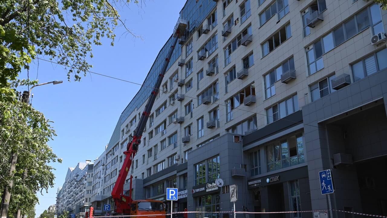 Ликвидация последствий ночной атаки ВСУ по жилым кварталам Белгорода - РИА Новости, 1920, 09.07.2024