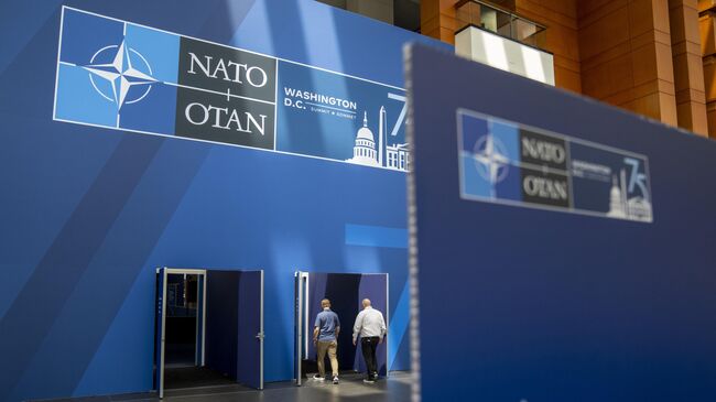 Символика НАТО перед началом саммита организации в Вашингтоне