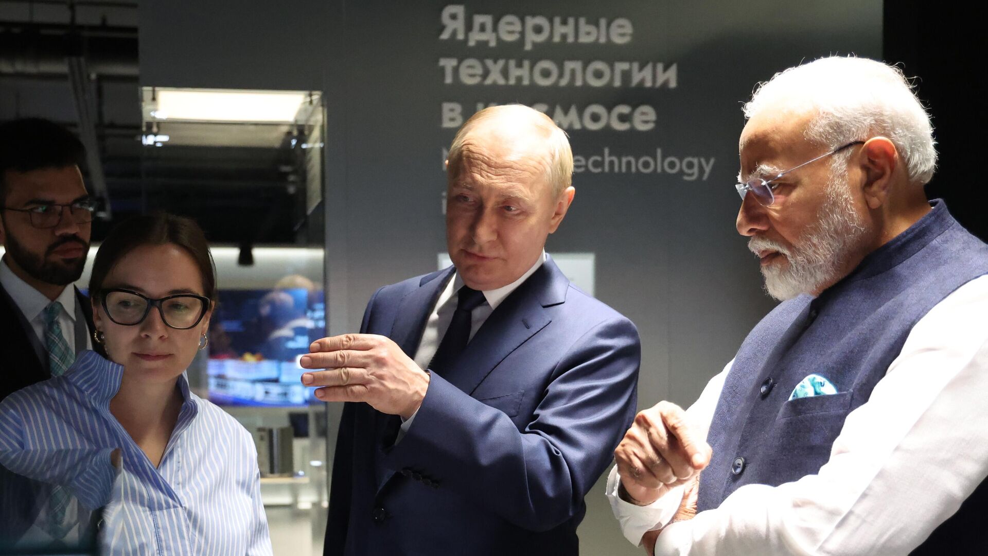 Президент РФ Владимир Путин и премьер-министр Индии Нарендра Моди во время посещения павильона Атом на ВДНХ - РИА Новости, 1920, 09.07.2024