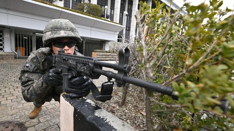 Южнокорейский солдат участвует в антитеррористических учениях