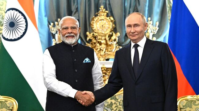 Президент РФ Владимир Путин и премьер-министр Индии Нарендра Моди во время встречи