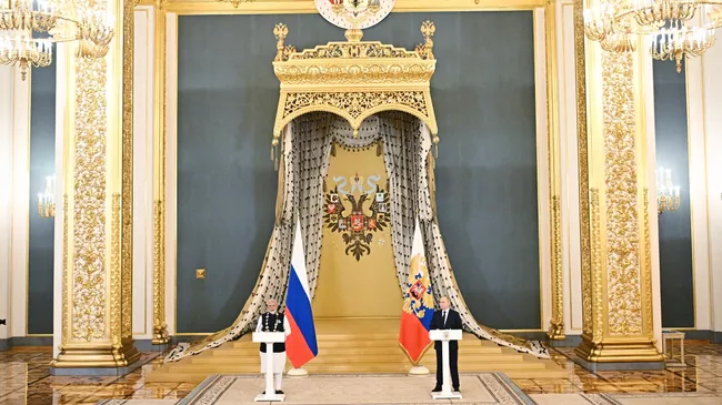 Президент России Владимир Путин и премьер-министр Индии Нарендра Моди во время встречи в Москве