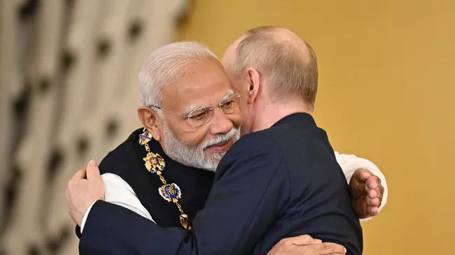 Президент России Владимир Путин вручил премьер-министру Индии Нарендре Моди  