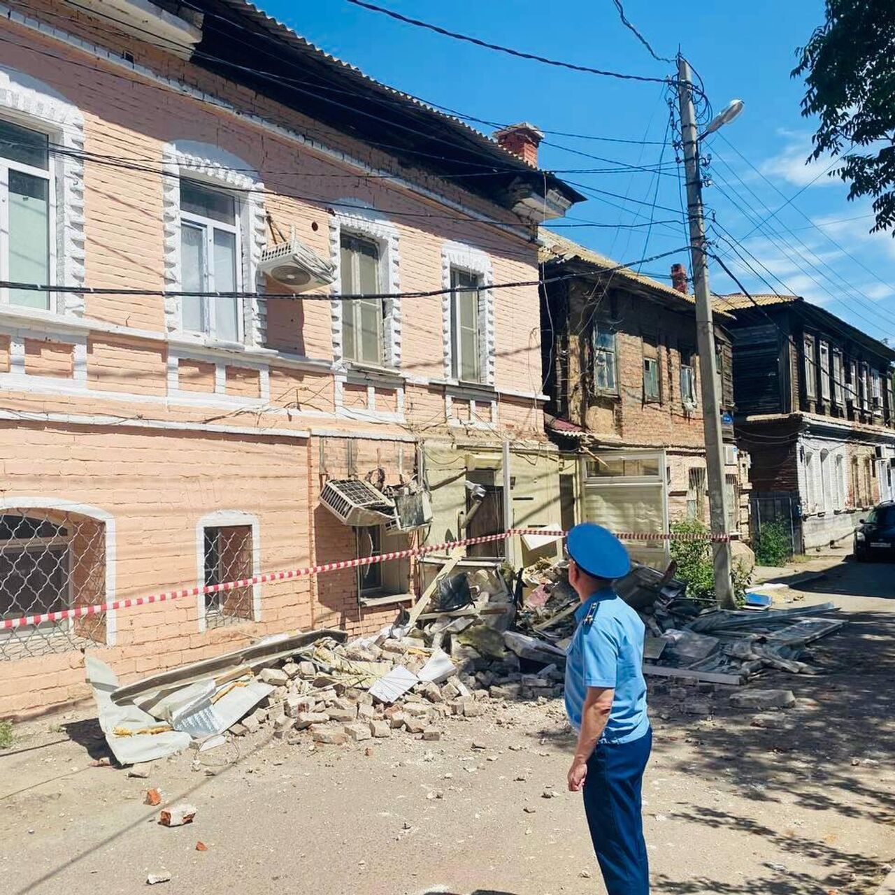 В Астрахани обрушилась часть крыши жилого дома - РИА Новости, 09.07.2024