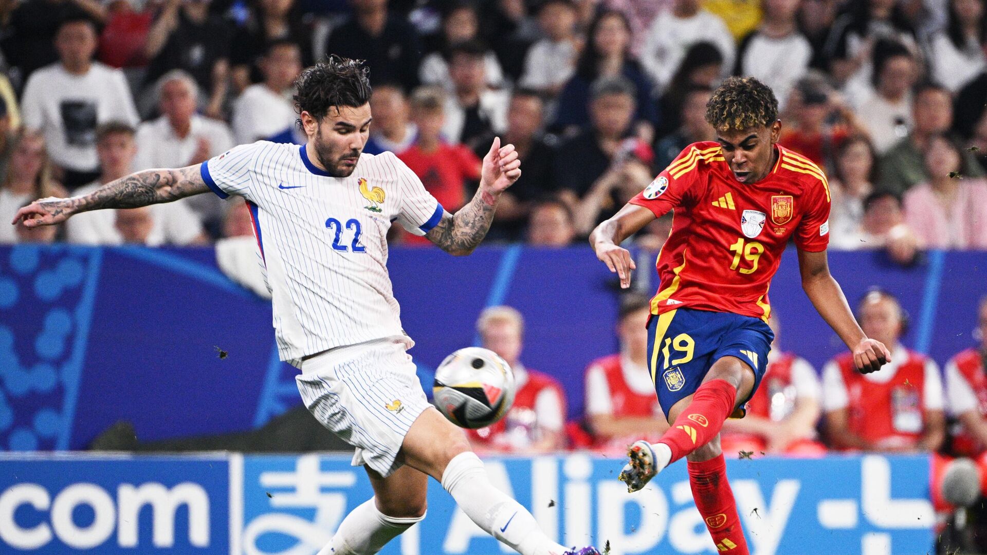 Тео Эрнандес и Ламин Ямаль - РИА Новости, 1920, 05.06.2025