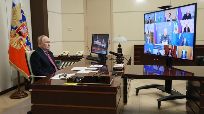 Президент РФ Владимир Путин в режиме видеоконференции проводит совещание с членами правительства РФ