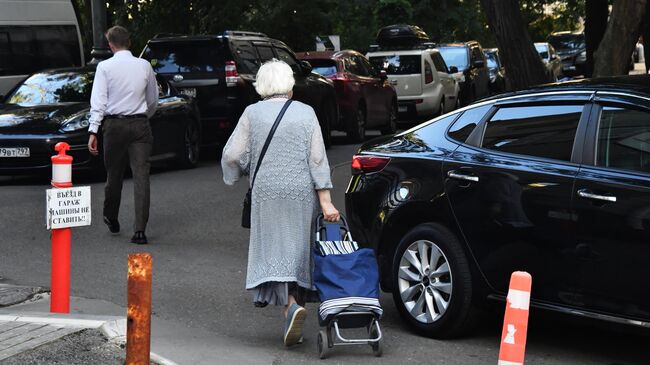 Машины во дворе