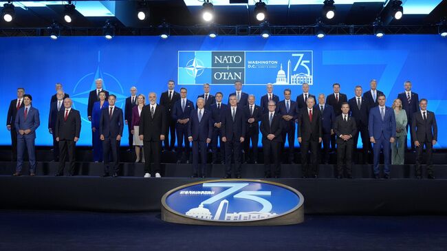 Лидеры НАТО позируют для официального фото на саммите НАТО в Вашингтоне