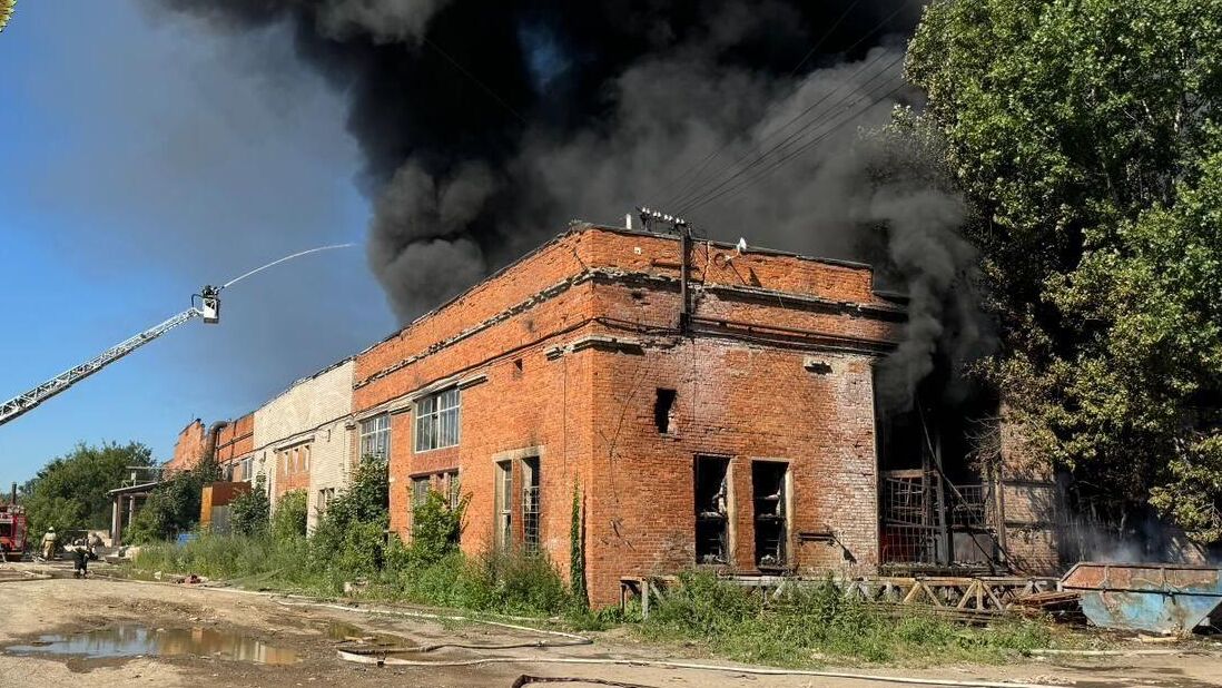 Место пожара в цехе по производству керамических плит в Химках - РИА Новости, 1920, 11.07.2024