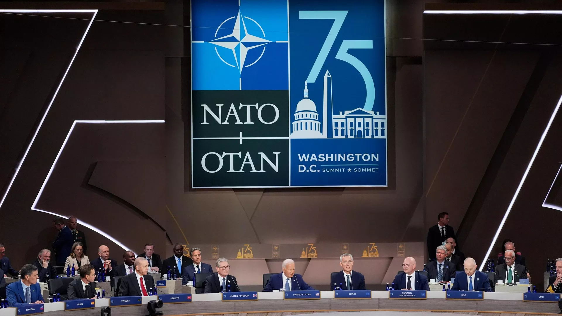 Главы 24 стран подписали на саммите НАТО "Украинский договор"