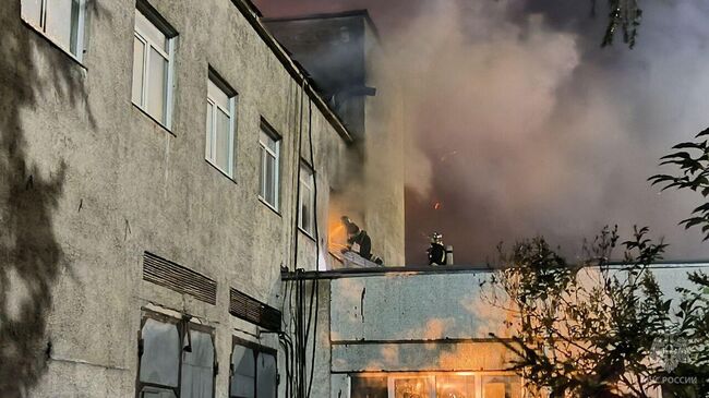 Место пожара в здании автосервиса в Красноярске