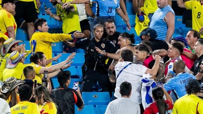 Драка игроков сборной Уругвая с колумбийскими фанатами