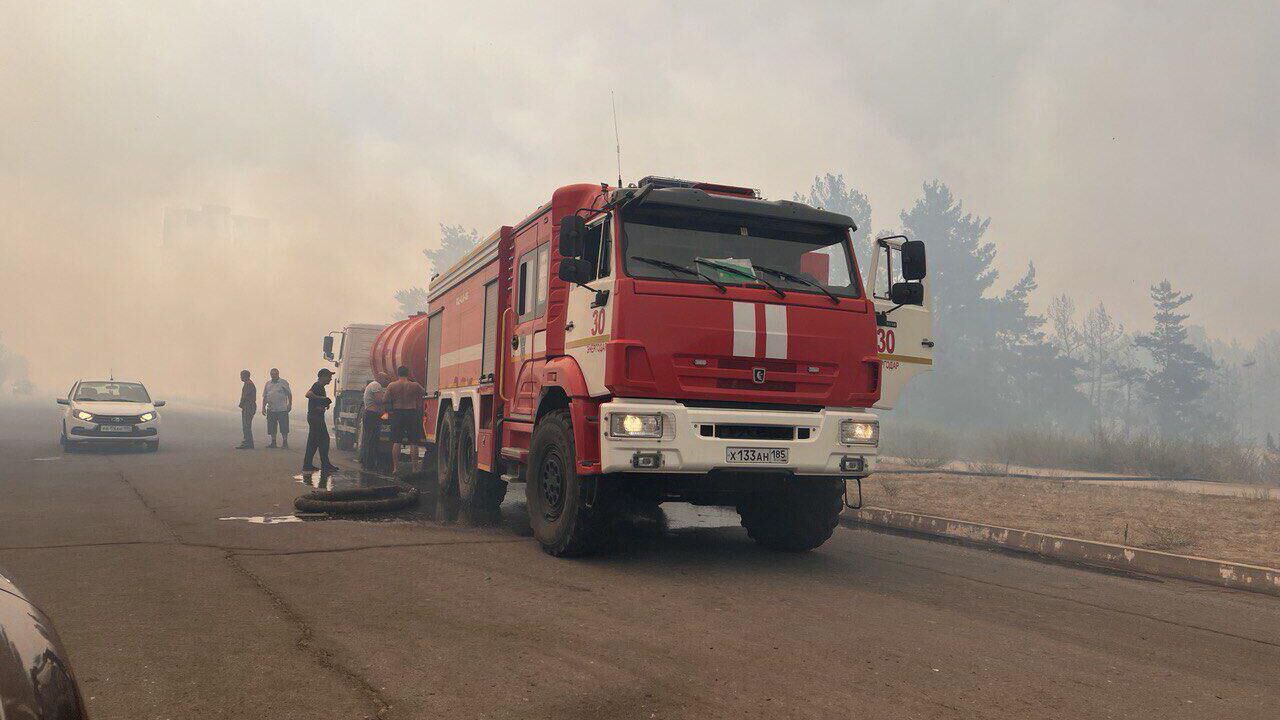 Спасатели МЧС на месте лесного пожара, произошедшего в результате атаки ВСУ вблизи Энергодара - РИА Новости, 1920, 11.07.2024