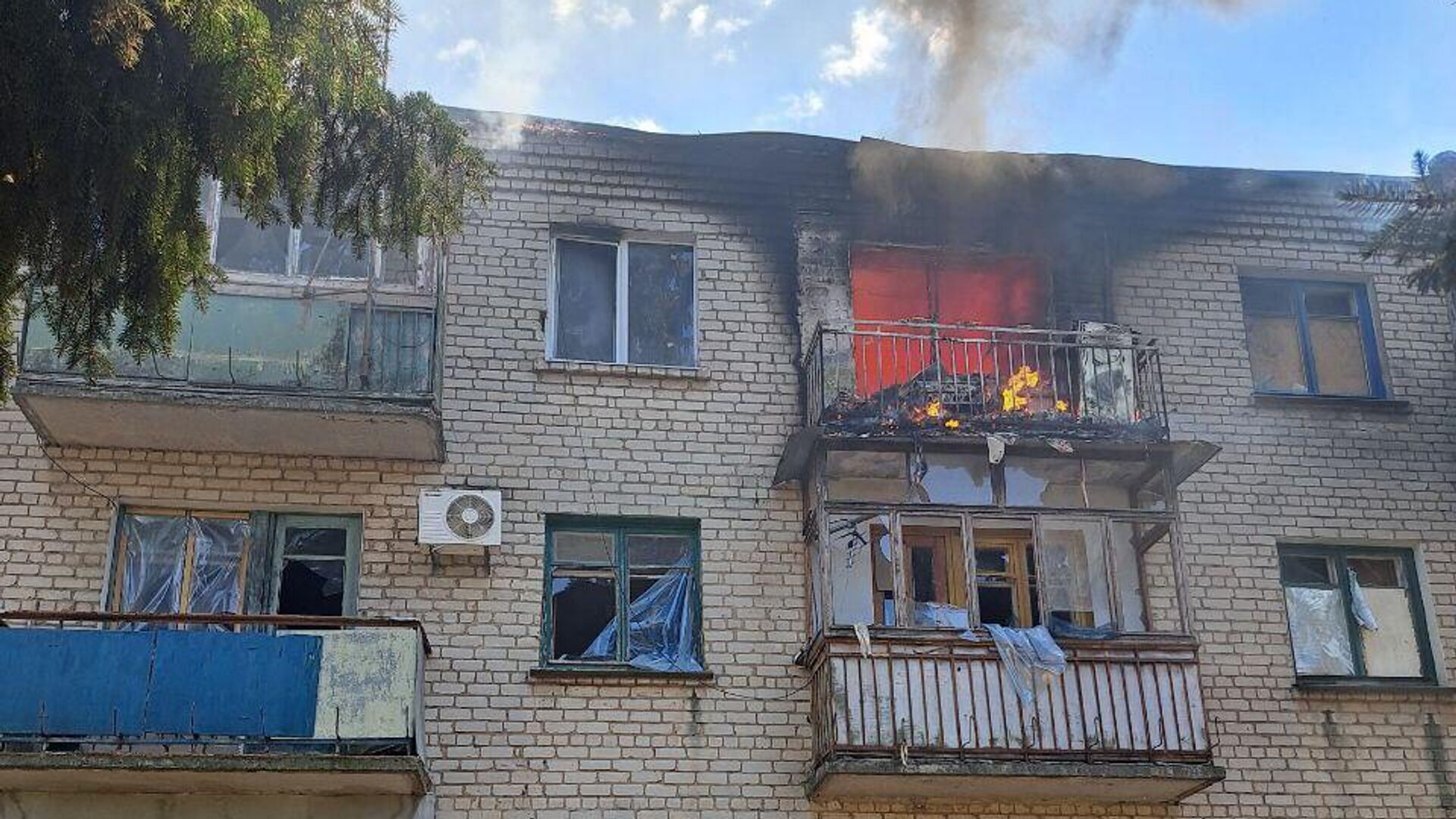 Место удара ВСУ по многоэтажке в Новой Каховке Херсонской области - РИА Новости, 1920, 11.07.2024