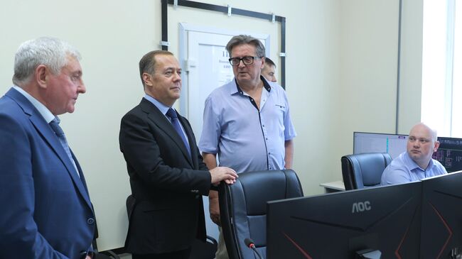 Медведев заявил о масштабных планах по производству порохов