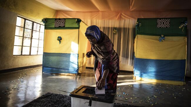 Женщина отдает свой голос на избирательном участке в Кигали, Руанда, во время президентских выборов